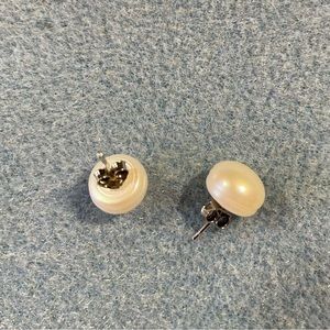 Cream pearl stud earrings, NWOT